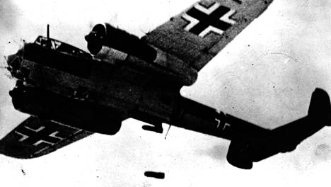 Natsi-Saksan Luftwaffen Dornier DO-17 -pommikoneet kylvivät tuhoa Britannian taistelussa.