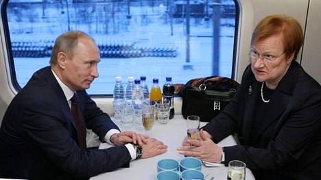 Vladimir Putin ja Tarja Halonen Suomen ja Venäjän välillä kulkevassa Allegro-junassa joulukuussa vuonna 2010.