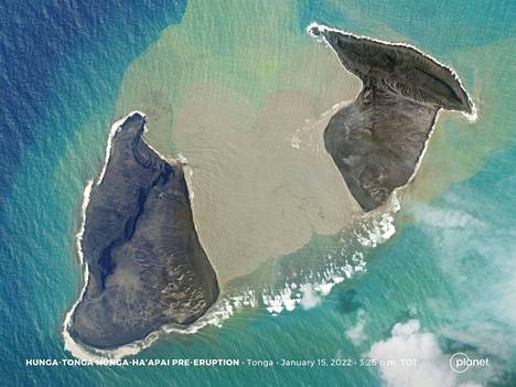 Kaksi tuntia ennen purkausta otetussa satelliittikuvassa saaren keskiosa ja tulivuoren kraatterin pinnan yllä näkynyt purkausaukko olivat jo peittyneet merivedellä.