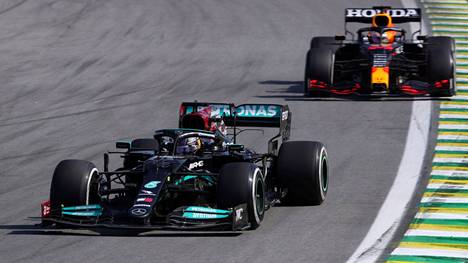 Lewis Hamilton ja Max Verstappen kävivät tiukan taistelun Brasilian GP:n voitosta. Pidemmän korren veti lopulta Hamilton.