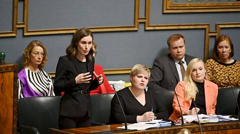 Pääministeri Sanna Marin vastaamassa vierellään valtiovarainministeri Annika Saarikko ja sisäministeri Maria Ohisalo eduskunnan suullisella kyselytunnilla Helsingissä.