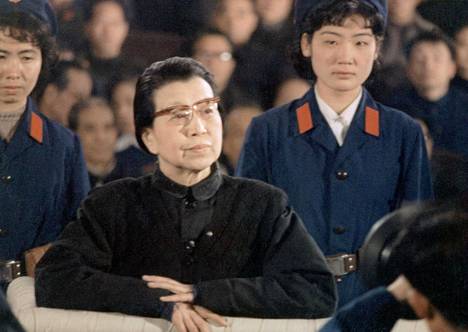 Maon vaimo Jiang Qing kuvattuna ”neljän koplan oikeudenkäynnissä tammikuussa 1981.