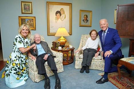 Jill Biden (vas.), Jimmy Carter, Rosalynn Carter ja Joe Biden.
