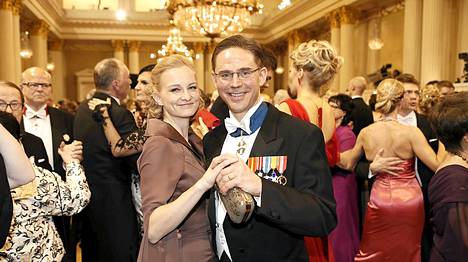 Pääministeri Jyrki Katainen nautti Mervi-vaimonsa kanssa tanssista viime vuonna Linnassa.