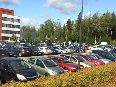 Lähes 500-paikkainen parkkipaikka ammottaa tyhjyyttään Vantaalla,  lähistöllä tapellaan pysäköinnistä - HS-Vantaa - Ilta-Sanomat