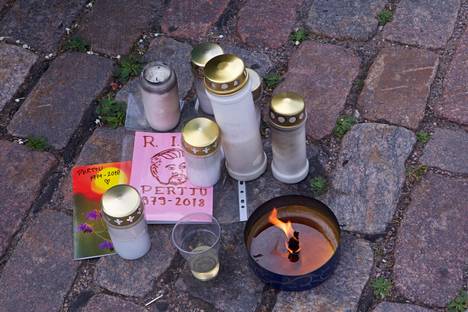 Häkkistä muistettiin onnettomuuspaikalla kynttilöin ja kirjoituksin.