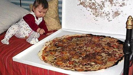 Vauva antoi mittasuhteet jättipizzalle - katso kuva! - Ruokauutiset -  Ilta-Sanomat