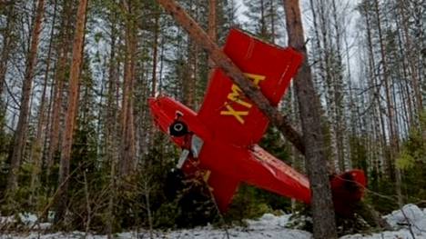 Lentäjä kuoli 17. huhtikuuta 2022 illalla pienlentokoneen pudottua maahan Jyväskylän Tikkakosken lentoaseman alueella.