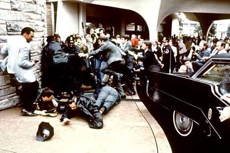 Hinckley ampui Reagania revolverilla vuonna 1981 kun tämä oli poistumassa hotellista Washingtonissa.