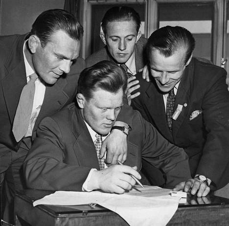 Aleksanteri Keisala, Kalervo Rauhala, Matti Rantala ja Lennart Viitala pitivät palaveria vuonna 1955.
