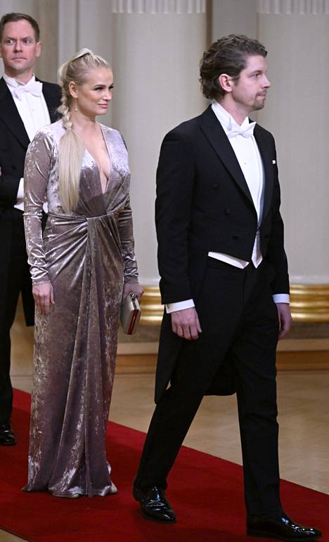 Kansanedustaja Heikki Vestmanin vaimo Reeta-Leena Vestman oli pukeutunut vaaleaan samettiin.