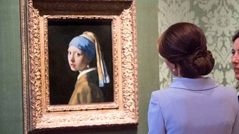 Mauritshuis-museo kertoo, että lasin takana säilytettävä Tyttö ja helmikorvakoru -taulu ei vaurioitunut.