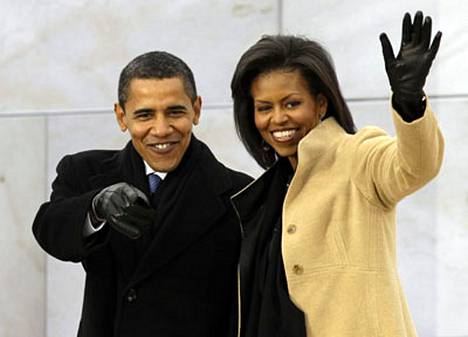 Barack Obama tervehti vaimonsa Michellen kanssa kansanjoukkoja Lincolnin muistomerkilla Washingtonissa sunnuntaina.