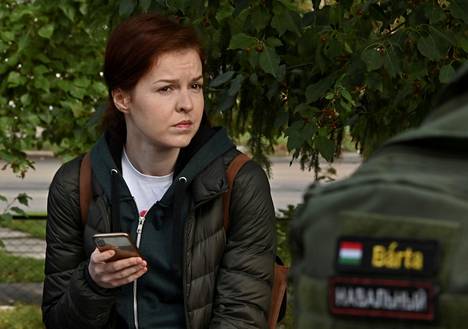 Kira Jarmysh kuvattuna Omskissa elokuussa 2020, kun hän odotti epätoivoisena tietoja myrkytetyn Aleksei Navalnyin terveydentilasta ja yritti järjestää tämän pääsyä hoitoon Saksaan.