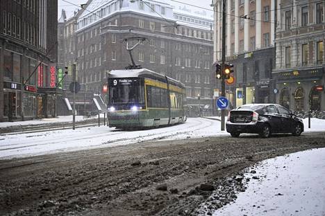 Helsingin keskustan lumipyryä viime viikolla (29.12.2021).