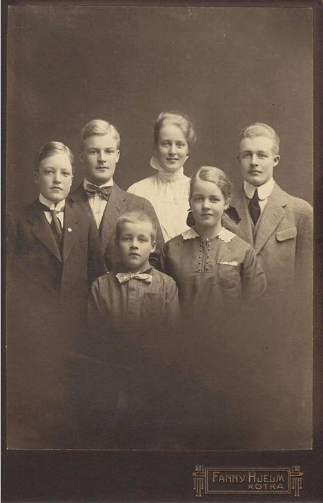 Gullichsenin perheen sisarukset poseerasivat kotkalaisessa valokuvaamossa. Takana Harry, Rolf, Ragni ja Torbjörn, edessä Leif ja Lilly.