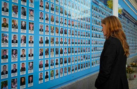 Yhdysvaltain kehitysyhteistyöviraston johtaja Samantha Power vieraili Kiovassa muistomerkillä, jossa on kuolleiden ukrainalaissotilaiden kuvia.
