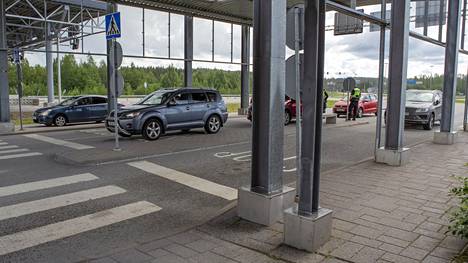 Venäläisiä matkailijoita tulossa Suomeen Nuijamaan raja-asemalla Lappeenrannassa 15. heinäkuuta 2022.