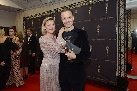 Lonka on naimissa näyttelijä-ohjaaja Jani Volasen, 51, kanssa. Pari on ollut yhdessä noin 12 vuotta.