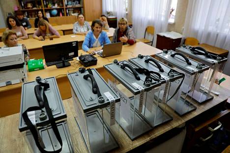 Vaalivirkailijat valmistautuivat äänestyksen alkamiseen Donetskin ”kansantasavallassa” viime viikon lopulla.