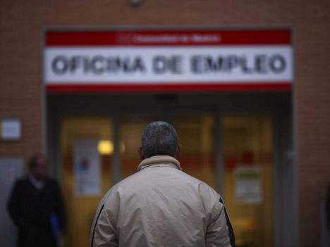 Ihmisiä työvoimatoimiston edustalla Espanjan pääkaupungissa Madridissa tammikuun alussa.