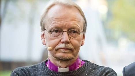 Arkkipiispa Kari Mäkinen rukoilee kansanedustajille viisautta.
