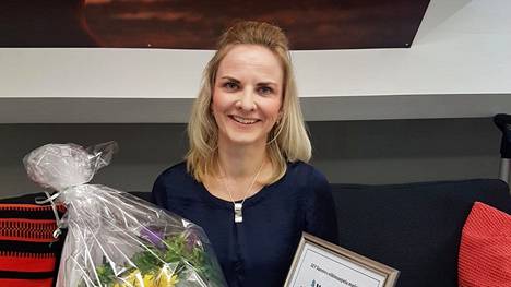 Ulriika Sundell omisti palkinnon Inno Ukrainessa työskenteleville vapaaehtoisille.