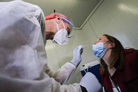 Koronavirustestausta Brysselin lentokentällä maanantaina. Runsas testaaminen ja testauskriteerien muutokset vaikuttavat kokonaiskuvaan epidemiasta.