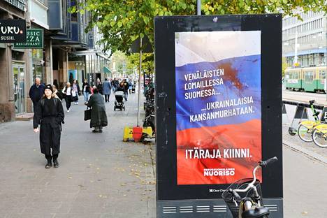 Perussuomalaisen nuorison kampanjamainos kuvattuna Mannerheimintiellä kauppakeskus Forumin edessä 23. syyskuuta.