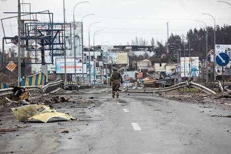 Venäjällä presidentti Vladimir Putin on palkinnut Butshan verilöylystä vastuullisia sotilaita, Ukrainan ulkoministeri huomauttaa. Kuvassa Ukrainan armeijan sotilas kävelee kaupungin kadulla venäläisten vetäydyttyä sieltä. 