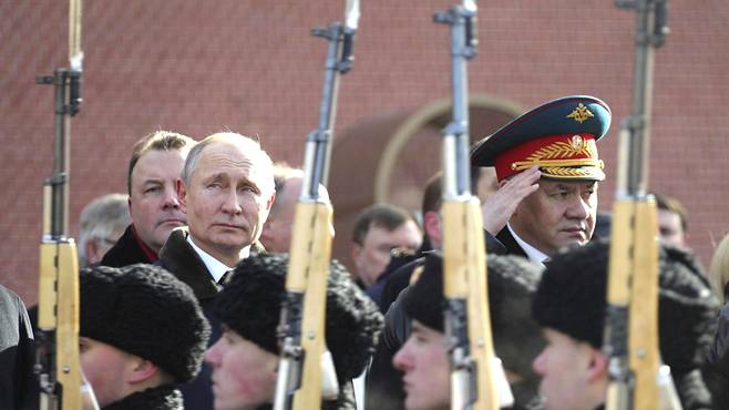 Venäjän presidentti Vladimir Putin ja puolustusministeri Sergei Shoigu kuvattiin lauantaina Kremlin muurin kupeessa, kun he ottivat osaa isänmaan puolustajan päivän eli Venäjän asevoimien päivän juhlallisuuksiin.