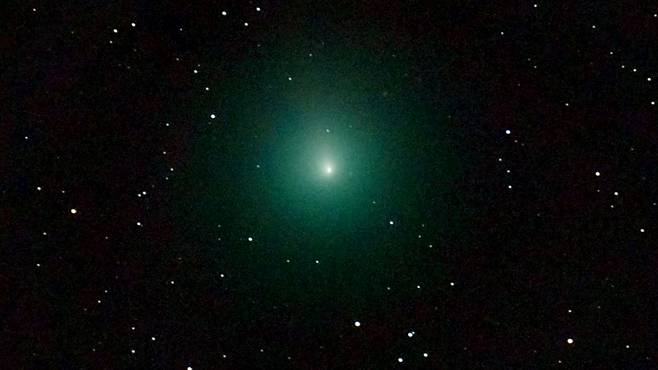 Siellä Wirtanen tuikkii. Kuva komeetasta 3. joulukuuta sen lähestyessä Maata.