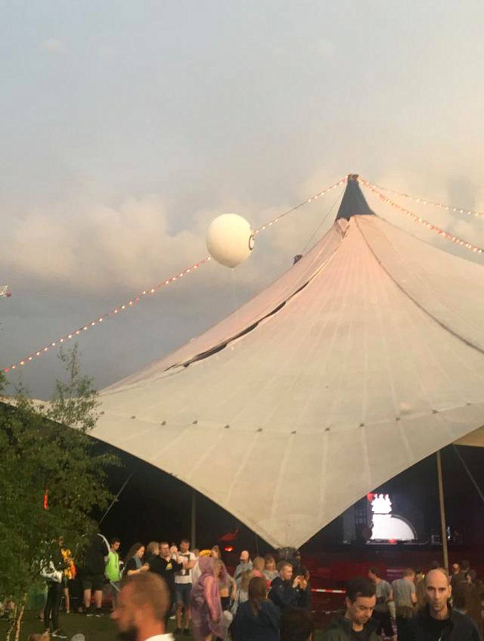 Suvilahdessa pidettävän Flow-festivaalin suureen telttaan tuli reikä kattoon.