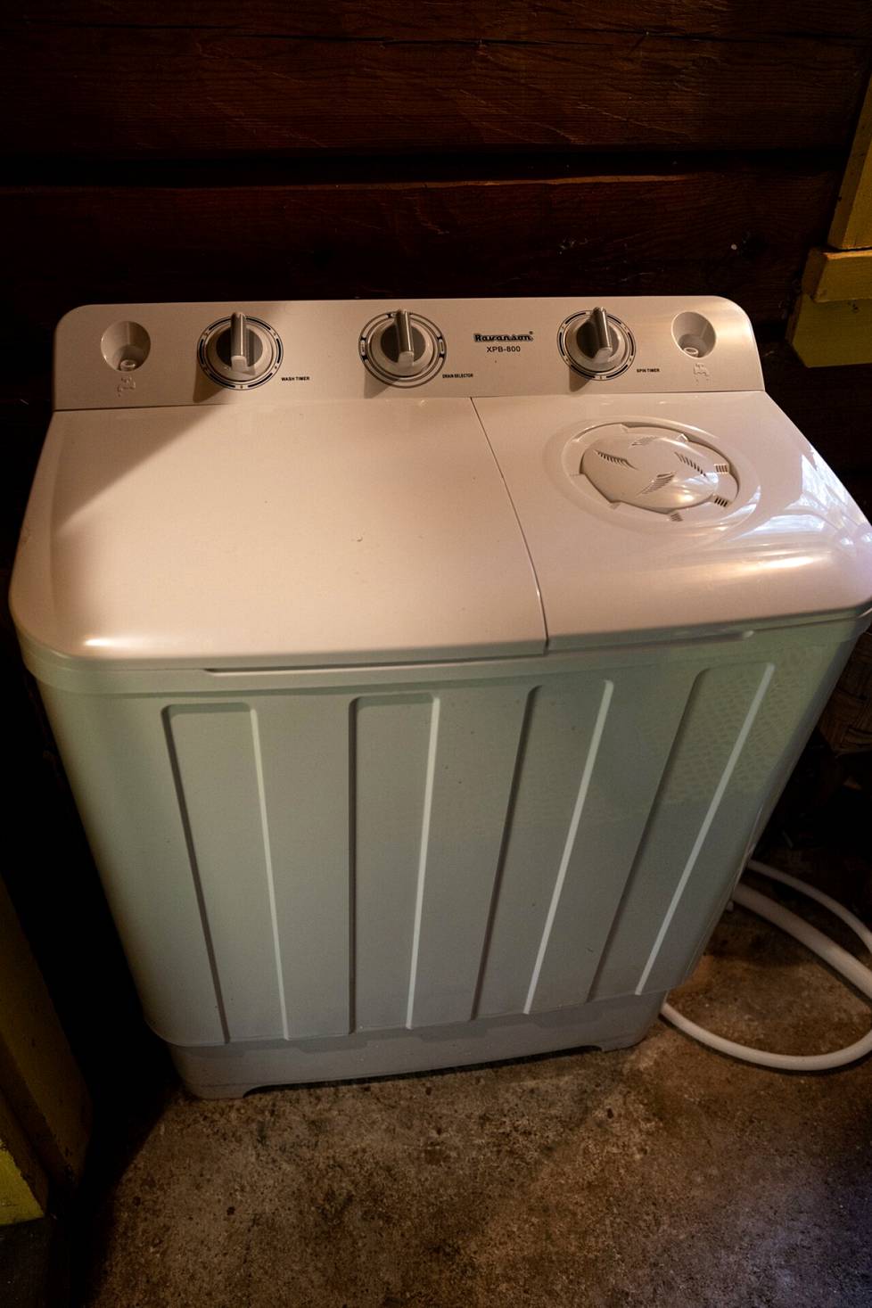  Pyykkäämisen Katri hoitaa vanhaan tapaan pulsaattori-pesukoneella. - Silloin. kun tarjolla ei ole paineistettua vettä, tämä on ihan kätevä ratkaisu. Toki hieman vaivalloinen, mutta puhdasta tulee.