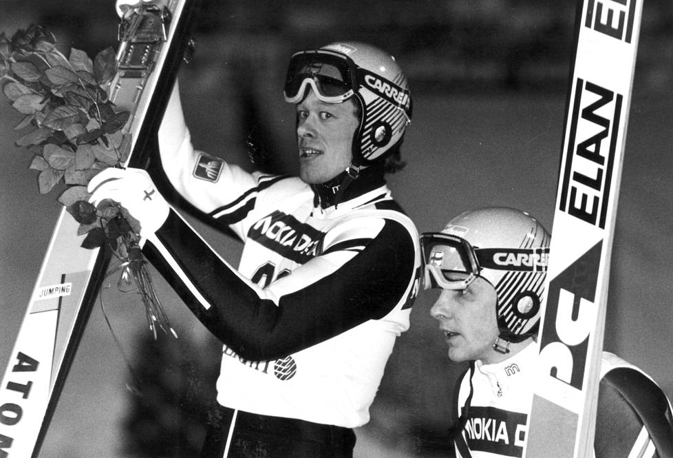 Uran täyttymys: Jari Puikkonen, 29, kukitetaan Lahden MM-kisoissa 1989 suurmäen voittajana. Matti Nykänen kuittasi pronssimitalin.