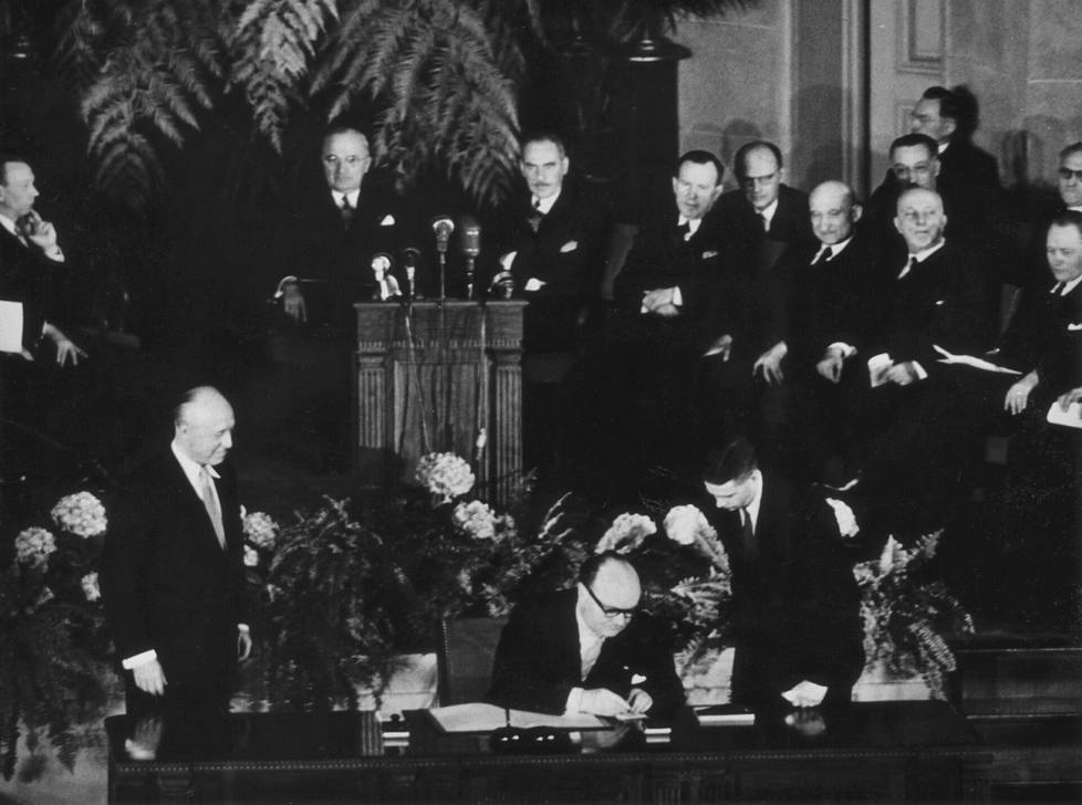 Belgian, Tanskan, Kanadan, Ranskan, Italian ja Hollannin poliitikkoja Nato-sopimuksen allekirjoitustilaisuudessa Washingtonissa 4. huhtikuuta 1949.