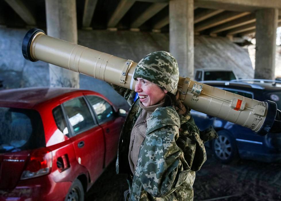 Nainen ja Stugna. Toimittaja, ex-kansanedustaja Tetjana Tshornovol esitteli uutta työkaluaan Kiovan pohjoispuolella. Hän oli edellisenä päivänä saalistanut ensimmäisen panssarinsa aseellaan.