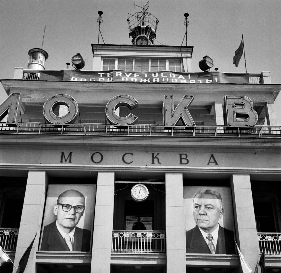 Kun Kekkonen saapui Moskovaan toukokuussa 1958, lentokentällä odotti hänen kuvansa Neuvostoliiton korkeimman neuvoston puhemiehistön puheenjohtajan Kliment Voroshilovin kuvan vierellä.