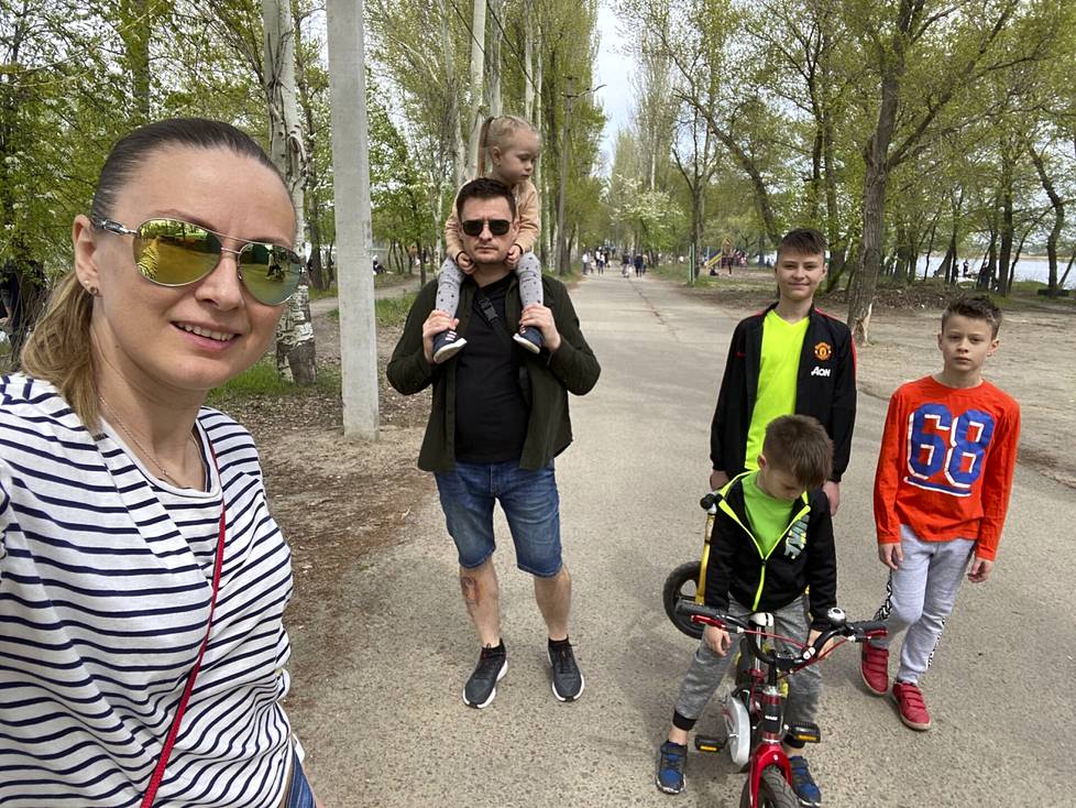 Svitlana, Roman olkapäillään Dana-tytär, sekä pojat Herman, Tahir ja Damir puistossa Dniprossa ennen sotaa keväällä 2021.