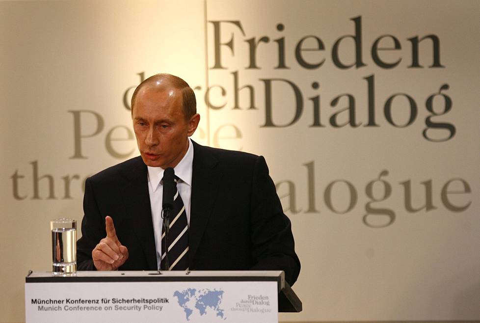 – Tuloksena on, että kukaan ei tunne oloaan turvalliseksi. Haluan korostaa: kukaan ei tunne oloaan turvalliseksi, Putin ärisi Münchenin turvallisuuskokouksessa helmikuussa 2007.