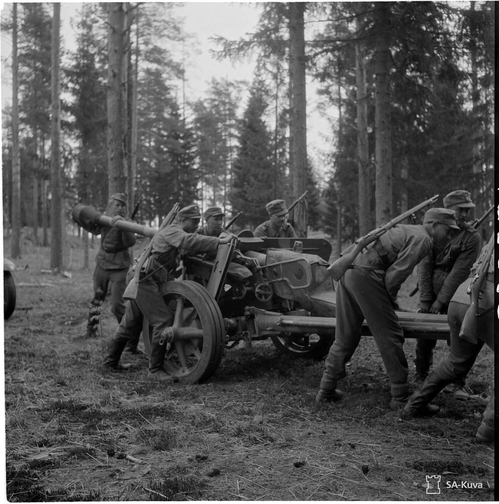 Фото с боевых учений эстонской добровольческой артиллерийской роты из Хууханмяки в июне 1944 года.