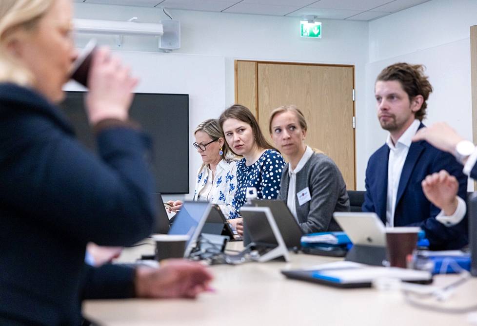 Maahanmuuttoasioista neuvottelivat Rkp:n Eva Biaudet, sihteerinä toiminut Hanna Seppä ja Sandra Bergqvist sekä kokoomuksen Heikki Vestman.