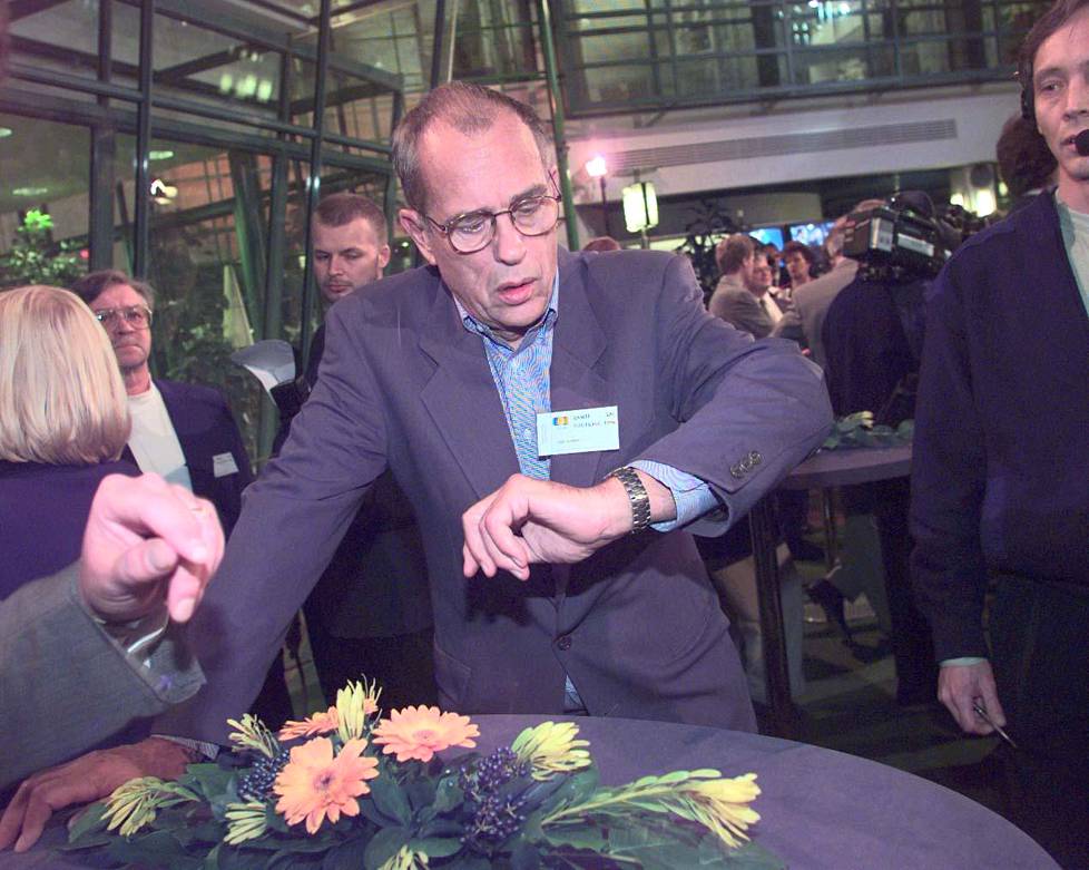 Donner odotteli kunnallis- ja eurovaalien tuolosta Ylen vaalivalvojaisissa 1996.