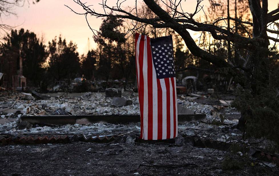 Yksinäinen lippu liehui puussa tulipalossa täysin tuhoutuneessa Santa Rosassa.