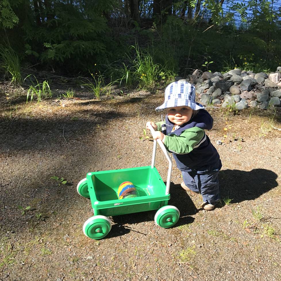 Kari Kanala onnistui kuvaamaan poikansa ensiaskeleet mökillä. Rattaissa on kyydissä Kanalan anopin maalaama kivi. Poika on nyt jo seitsemän.