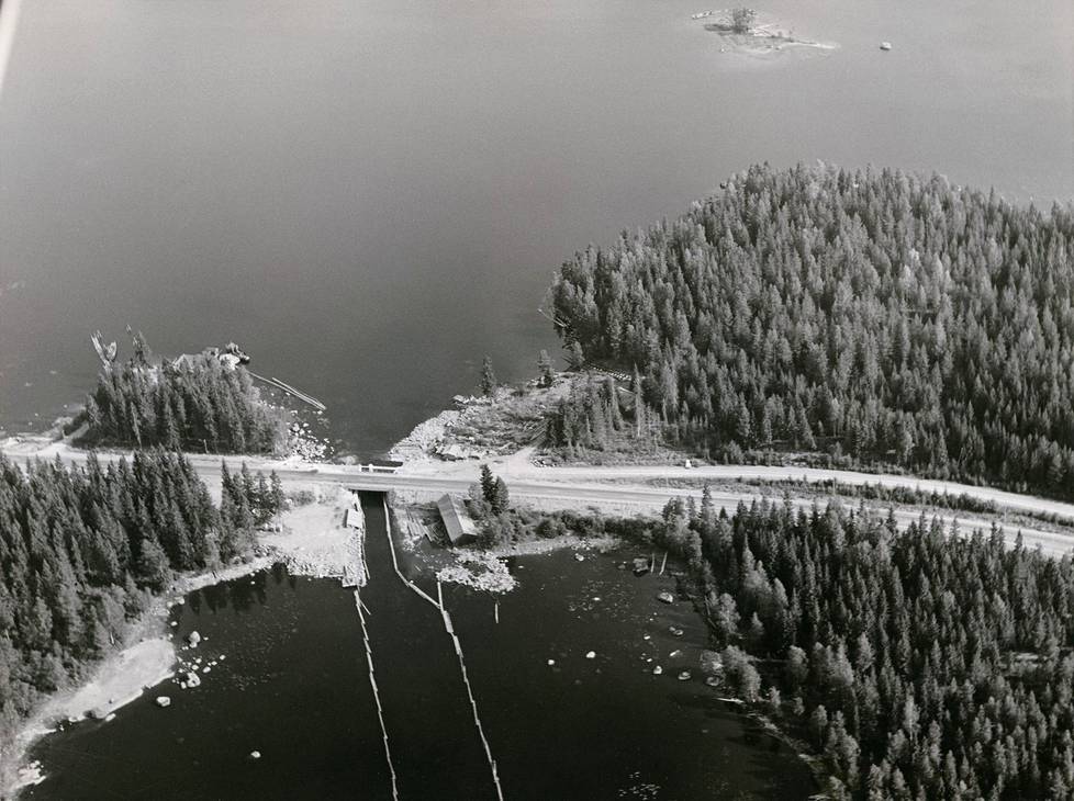 Huopaisenvirran silta ilmakuvassa, joka on mahdollisesti 1950-luvulta. Joukkomurhan muistomerkki pystytettiin 1960-luvulla salmen vasemmalle rannalle.