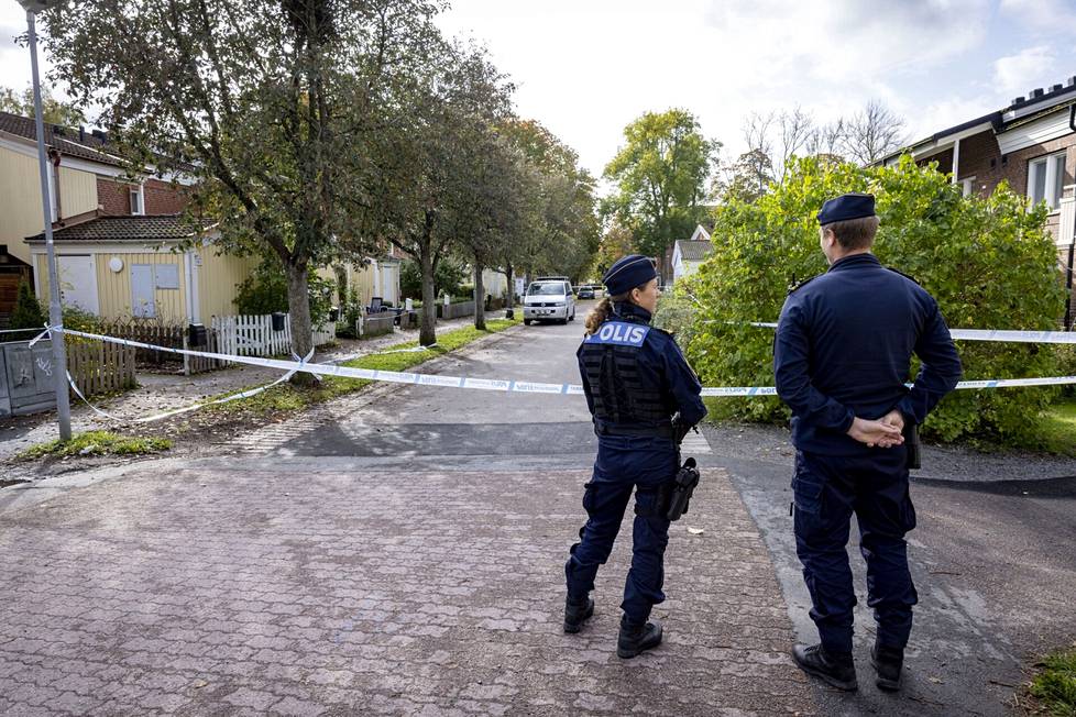 Poliisipartio vartioi Nybyn kylässä asuntoa, jota päin ammuttiin keskiviikkona varhain aamulla.