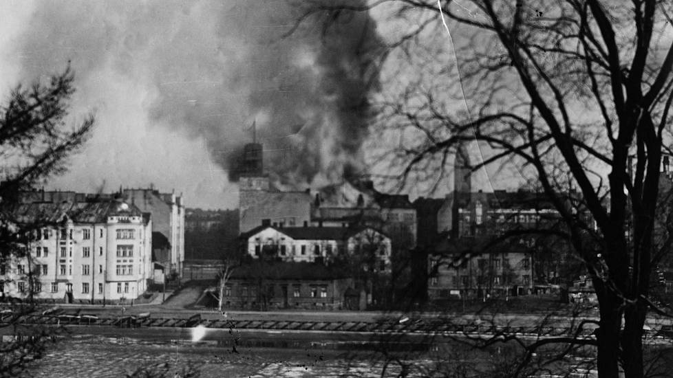 Työväentalo ja sen torni palavat saksalaisten tykkitulen jälkeen.