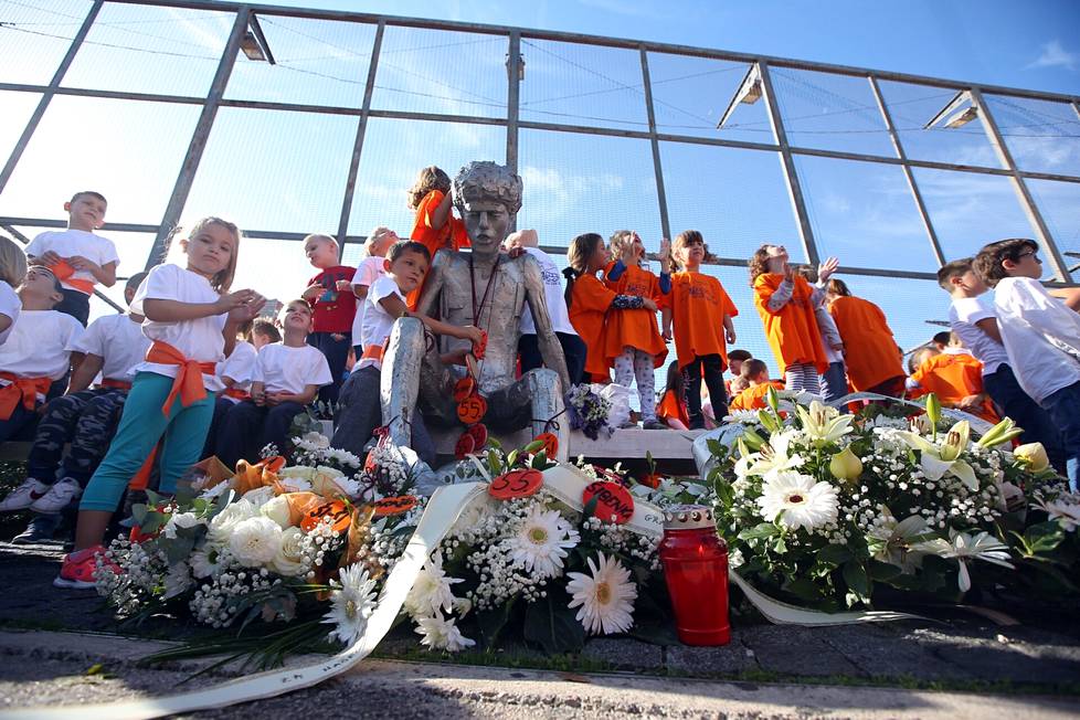 Lokakuussa 2019 ihmiset toivat Petrovicin patsaalle kukkia ja kynttilöitä hänen 55-vuotissyntymäpäivänään.