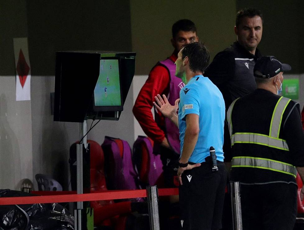 Erotuomari Ricardo de Burgos Bengoetxea tarkastamassa tilannetta kentän laidalla olevasta monitorista Albanian ja Islannin välisessä Kansojen liigan ottelussa syyskuun lopulla.